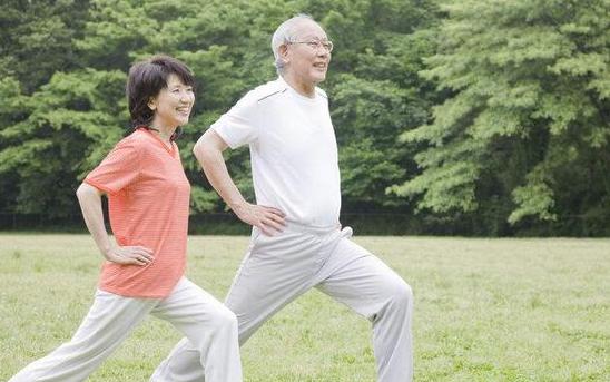 上年龄不能散步？医生多次提醒：55岁以后，牢记散步“4不要” 散步，简单运
