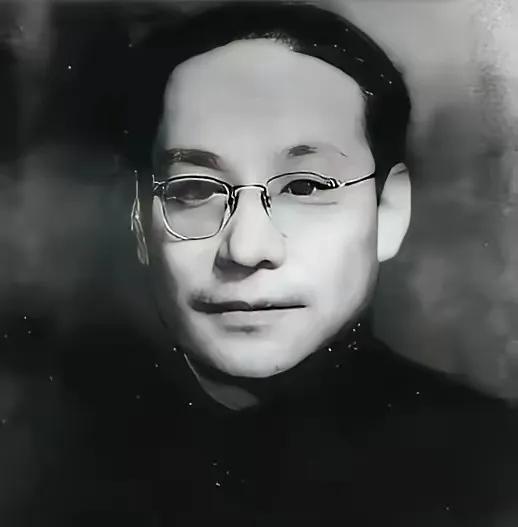 1940年，打入日伪内部的刘人寿，正用电台给党组织发报，几名日军突然冲了进来，他