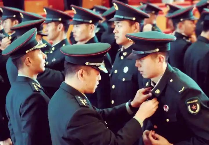 新兵授衔马上开始了，有不少单位邀请了新兵家长参与授衔仪式，提升军人荣誉感、自豪感