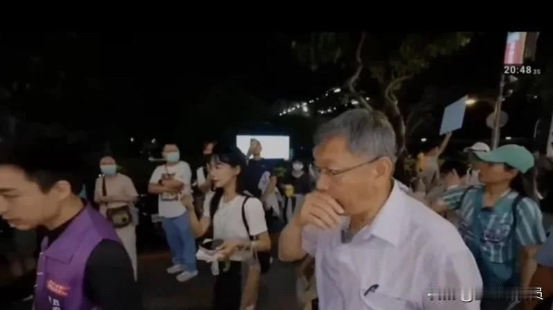 柯文哲今（28日）在脸书发文表示，上周五晚间，我和台湾民众党的伙伴一起逛台中逢