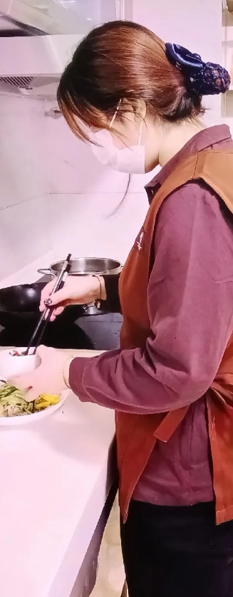 好马不吃回头草，雇主把阿姨辞退了，可之后找了好多人都不太行。于是天天给原来的阿姨