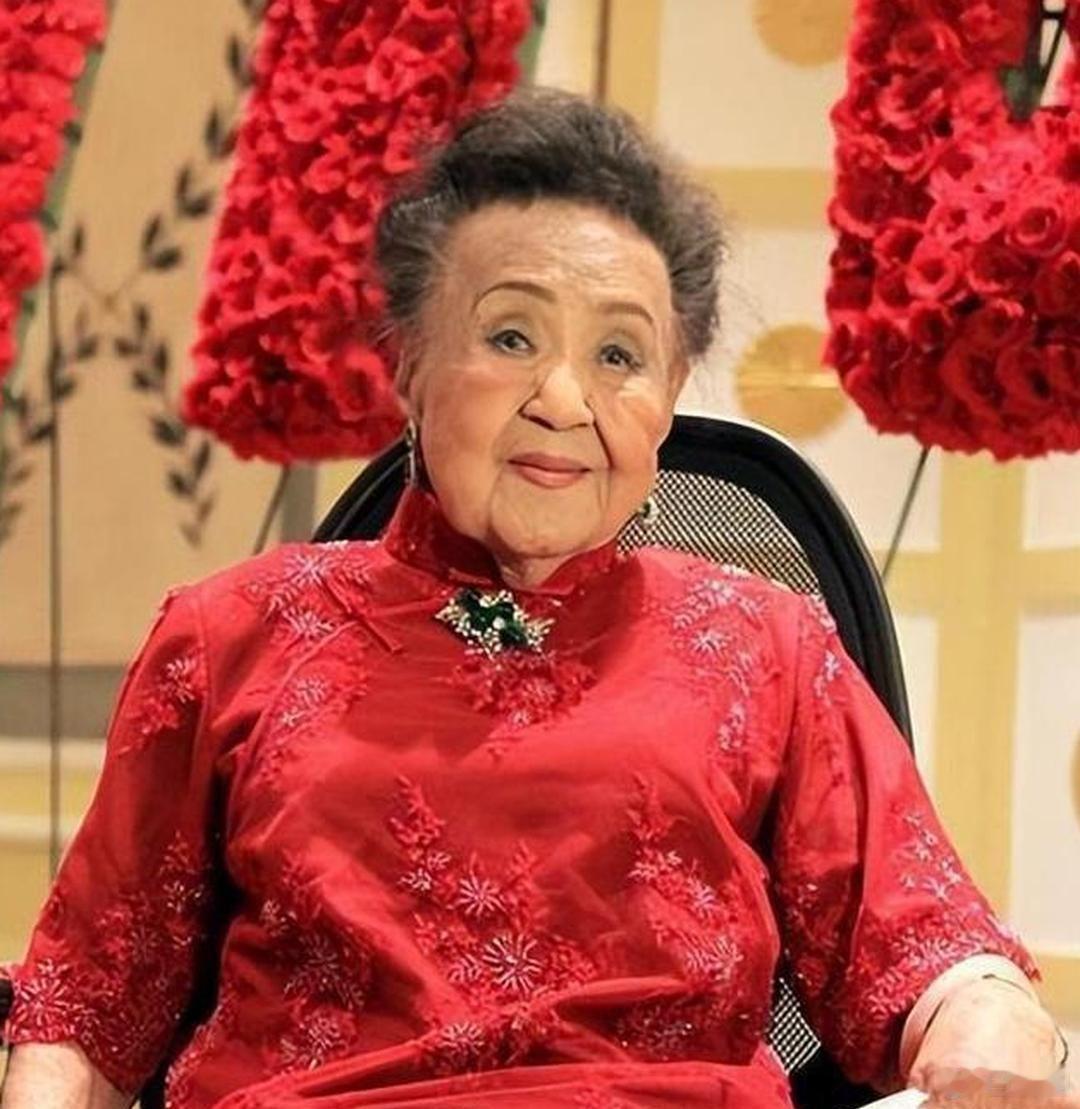 以下是改写后的内容:严幼韵女儿讲,我妈妈存有几千件旗袍,随便拿出一件,其