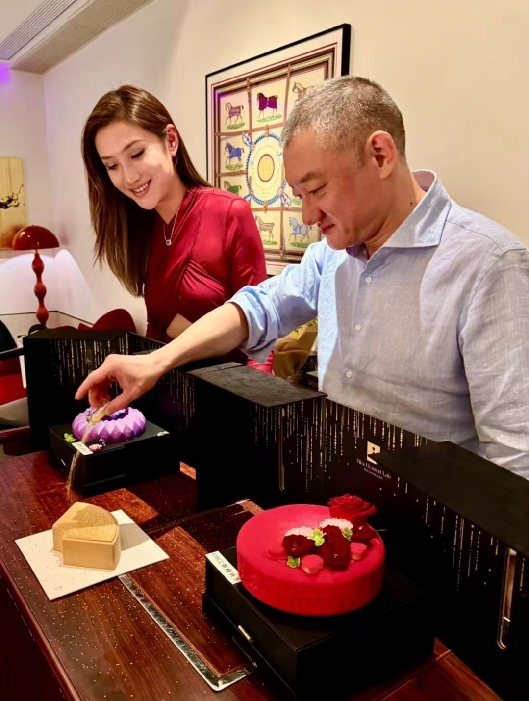 汪雨婚讯公开后，至少刷到他妻子四位好友的祝福，以及晒出的照片或视频。有意思的