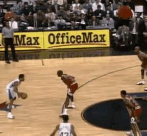 换个角度看艾弗森过掉乔丹这件事：整个职业生涯，好像也就这一次，再没看到第二个。这