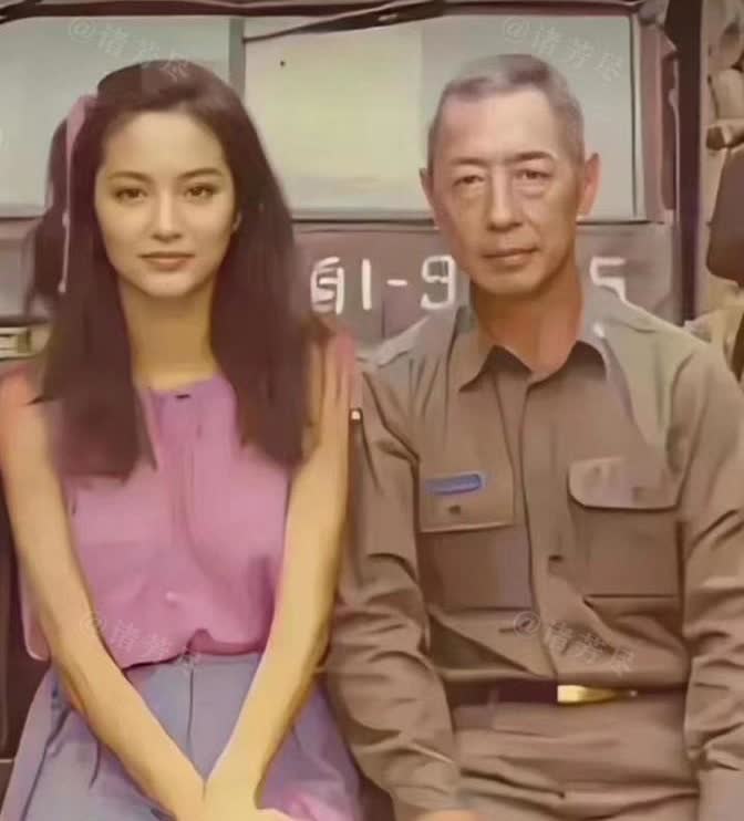 1980年，26岁的林青霞来到部队探望父亲林维良，并与父亲留下了这张珍贵合影。镜