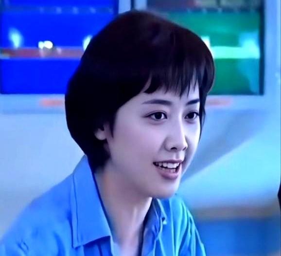 73岁的朱琳，一袭黑白裙装走上红毯，身边小花争奇斗艳，她却凭着短发和淡妆，把全场
