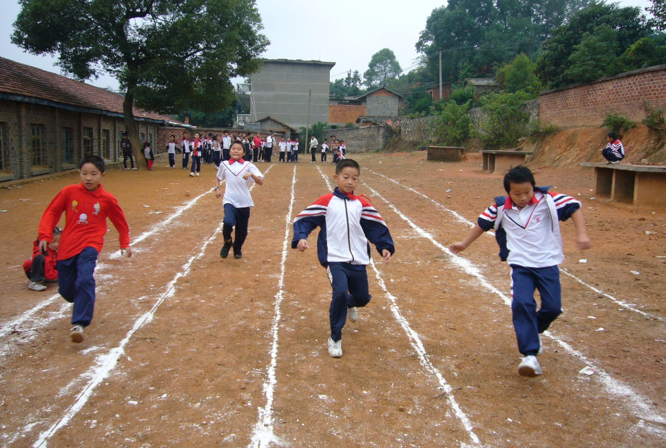 河南，体育老师上课，安排学生进行百米短跑测试，没想到，其中一个学生不慎摔倒，面部