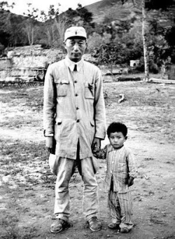 1980年，人民大会堂新疆厅，一位日本女士对着聂荣臻，双膝跪地，深情地叫了一声：