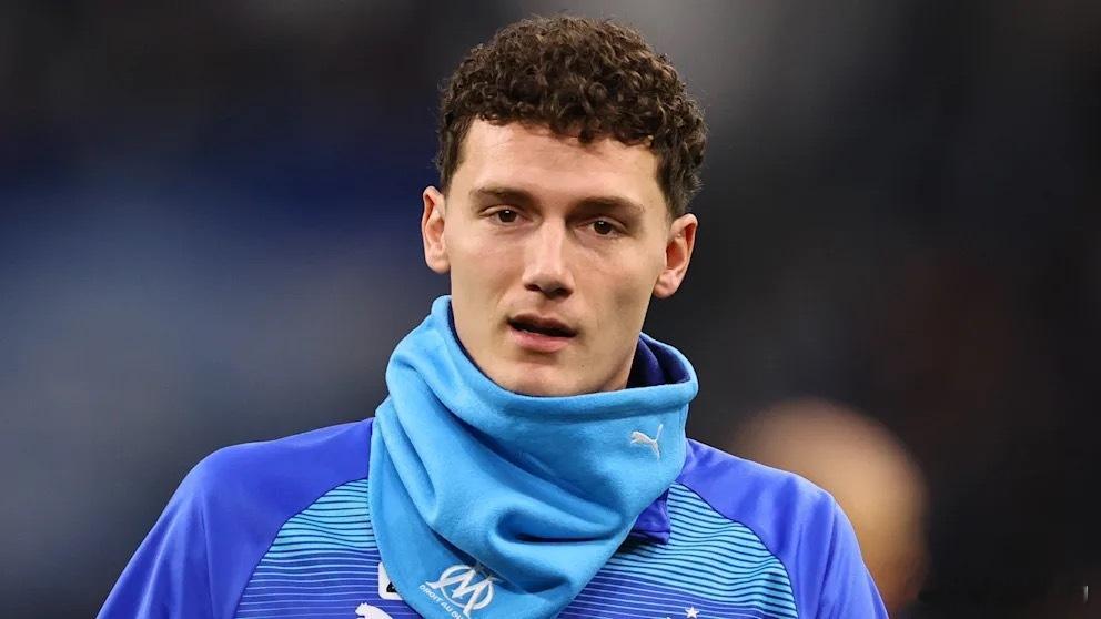 德国媒体透露，多特蒙德正在关注曾经在拜仁效力的法国后卫帕瓦尔，希望采取先租后买的