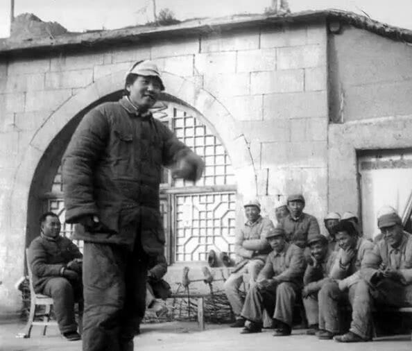 1940年，毛主席去食堂时，突然一个人拎着木棍朝毛主席后脑勺砸去，千钧一发之际，