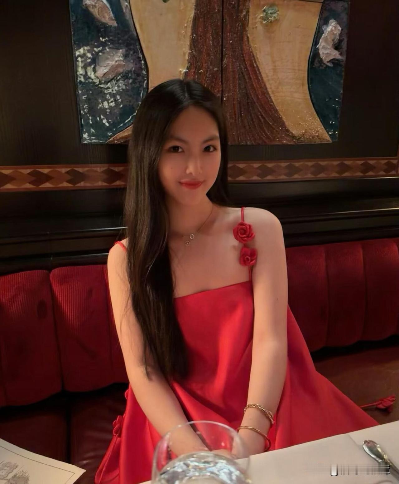 王诗龄最新英国过年照片，瘦了好多～～照片中的王诗龄一袭大红色吊带裙，颈间的两