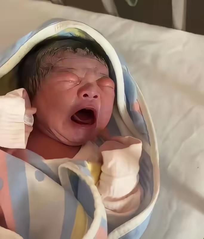 真的看哭了！产房里这一幕，让所有人读懂了什么叫不放弃。一名孕妇顺利生下男婴