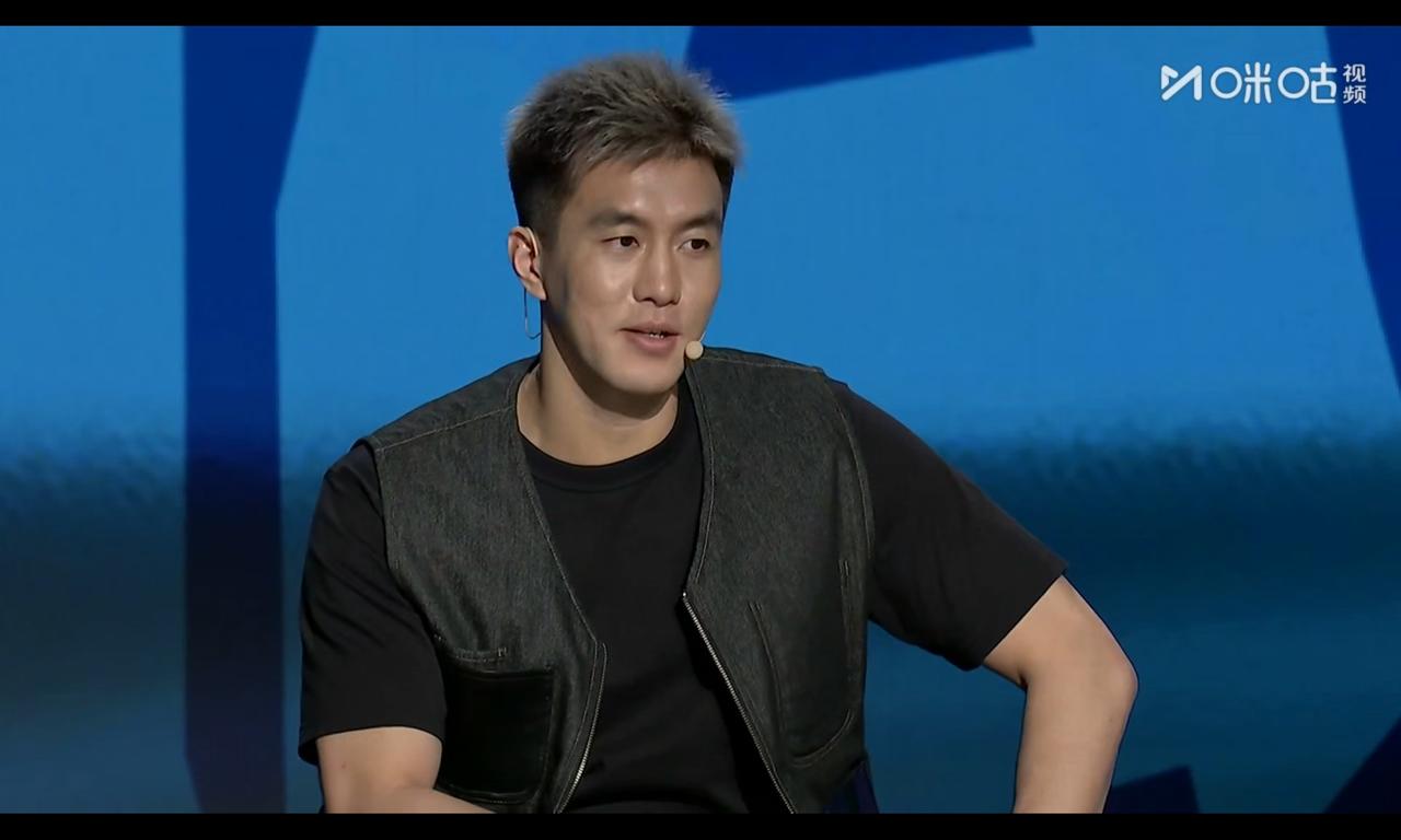 郭艾伦解说怼天怼地，内涵搭档最激情外，还说杜锋可以卖萌杨姓解说员真的不靠谱，