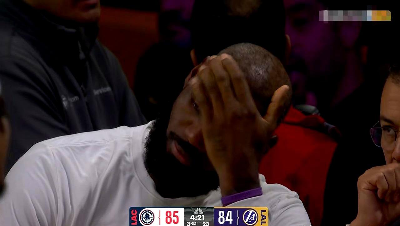 湖人老将詹姆斯真是太会故弄玄虚了！球队刚大胜了快船，老詹在赛后采访里就跟