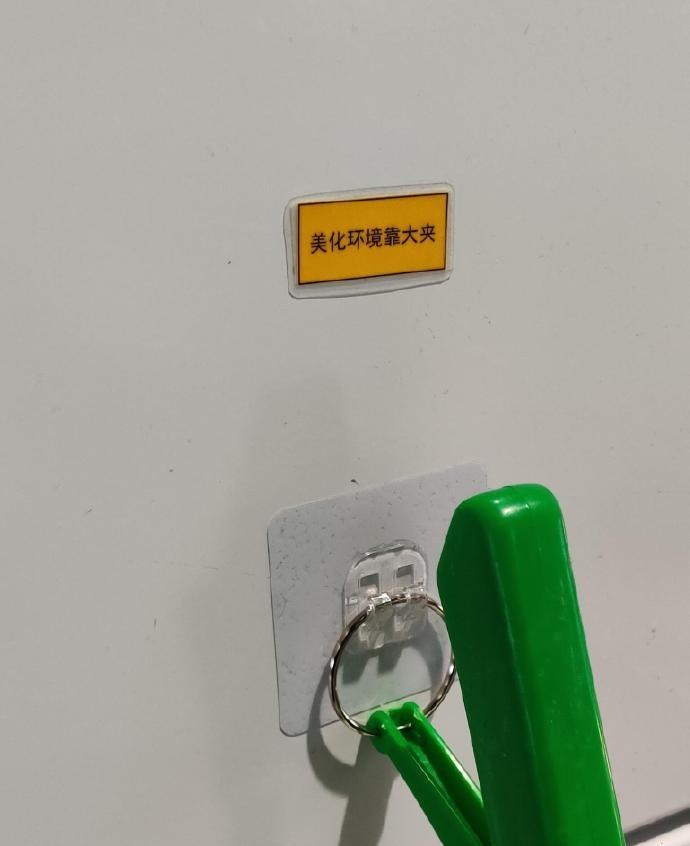 【深圳地铁害我笑了一下】深圳地铁又幽默了近日，有网友在社交平台上发帖，深圳地铁