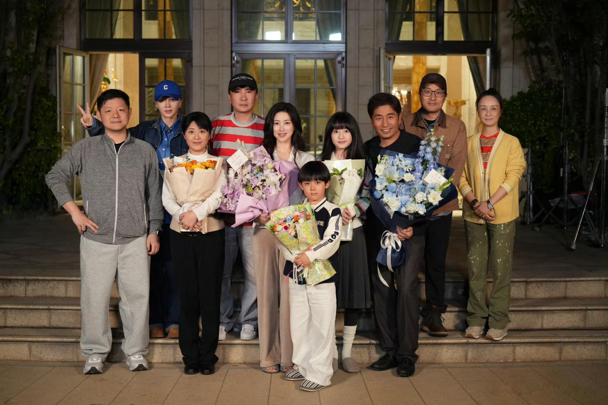 朱珠此刻的生活杀青照朱珠领衔主演此刻的生活此刻的生活杀青一束鲜花，一程角色，一