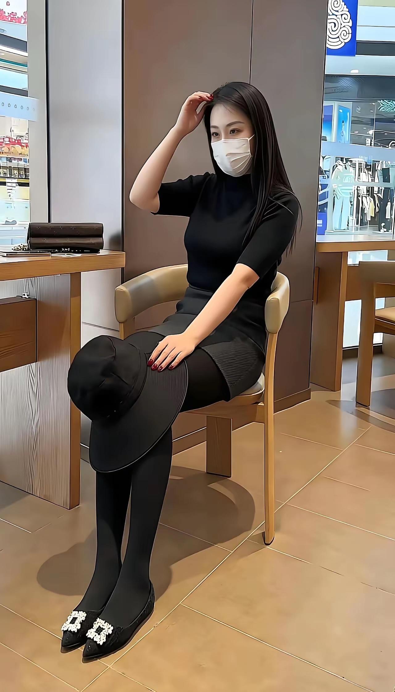 的确很端庄，脚丫子不小