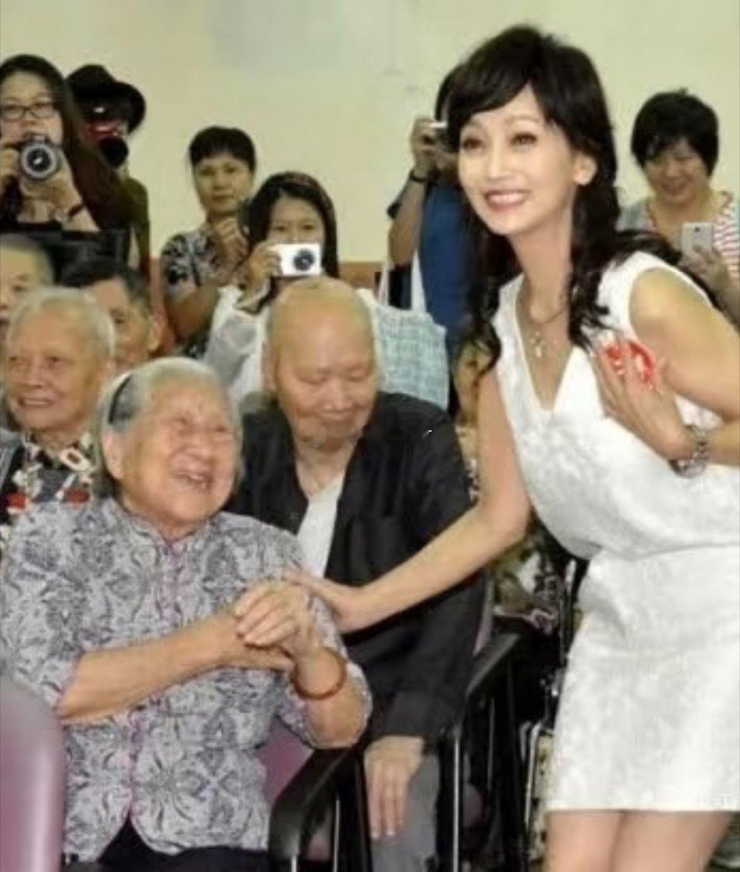 赵雅芝同龄人都腿脚不便了，她还这么有活力，多保养和锻炼还是有用的。