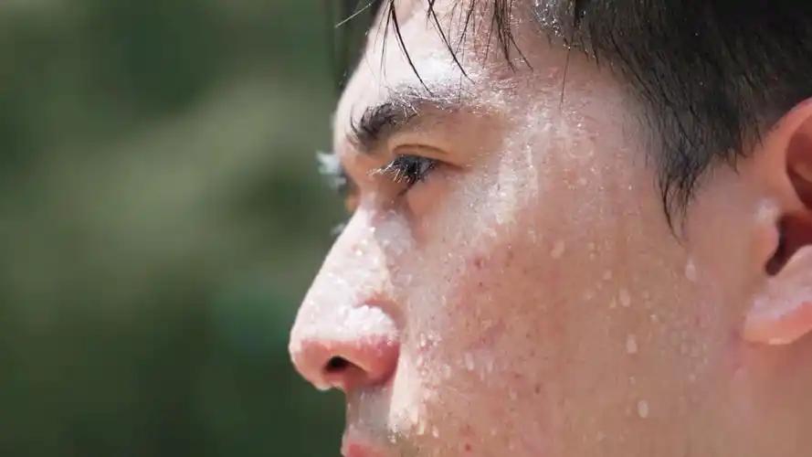 夏季头面出汗多？注意3种原因，治病求因去止汗 一到夏天，很多人明显感觉到头脸
