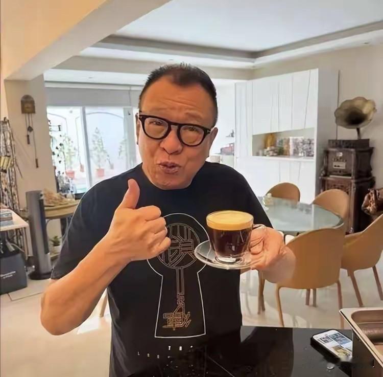 特意去翻了翻许绍雄的旧照才明白为啥他演了一辈子配角，却让全港观众念念不忘