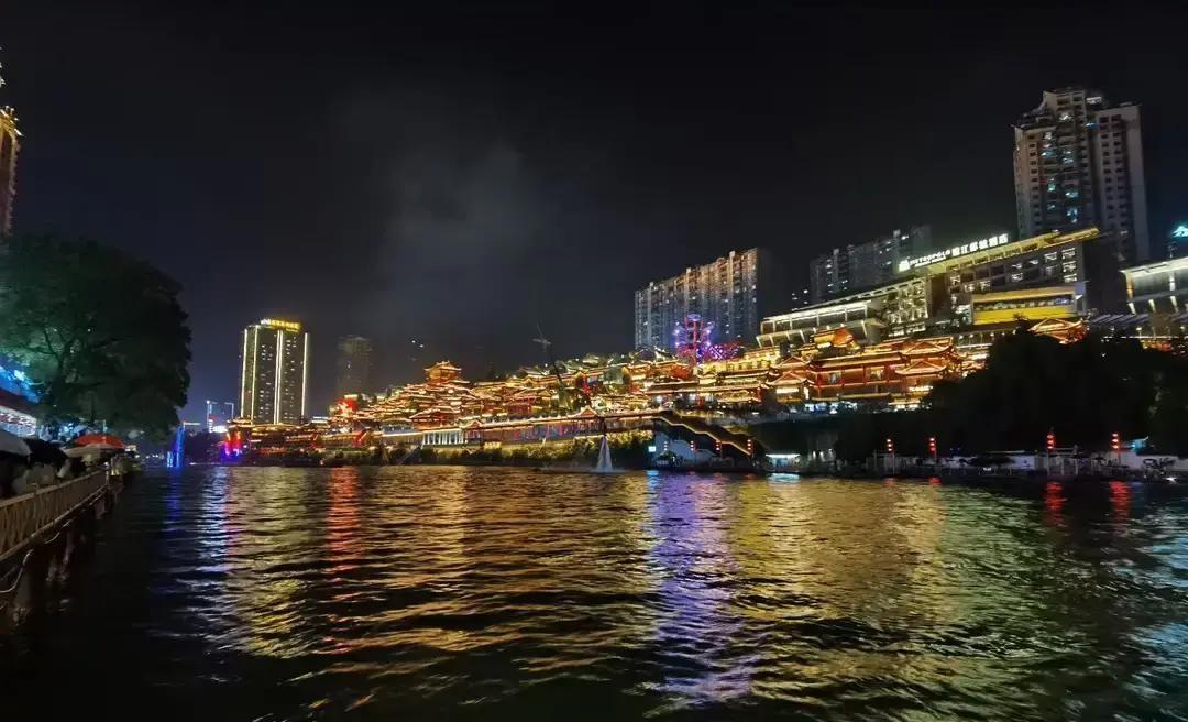 七夕就要到了，她却还一个人。夜聊相亲群深夜里，一个91年出生的女老师在相