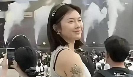 吴艳妮素颜照被扒！赛场“辣妹”秒变邻家妹，网友：这反差我跪了！“赛场妆容开十级