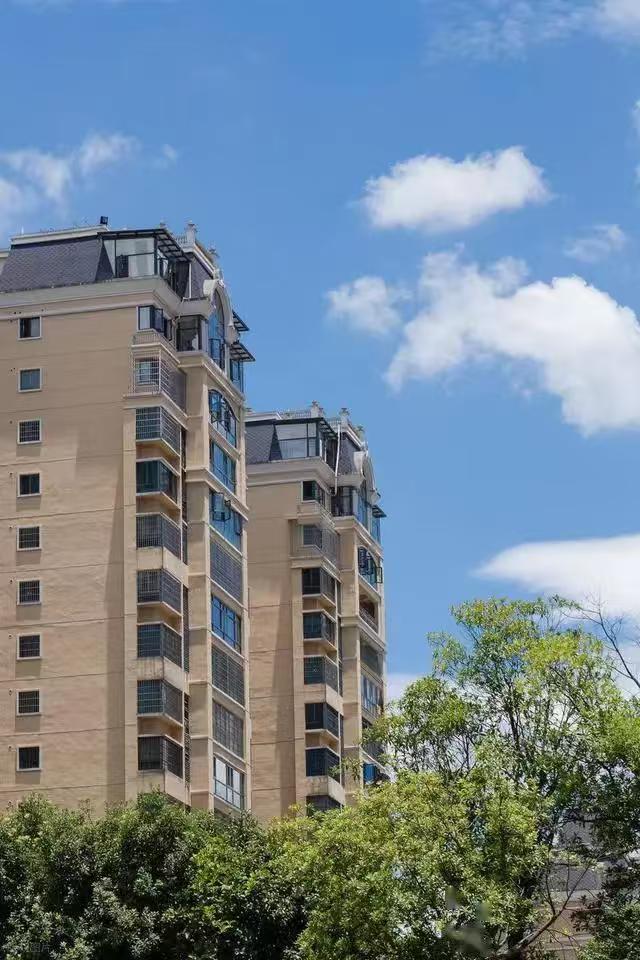 说句非常现实的话，手里要是有几套全款房，就别乱动，不管别人怎么说楼市不好，都不要