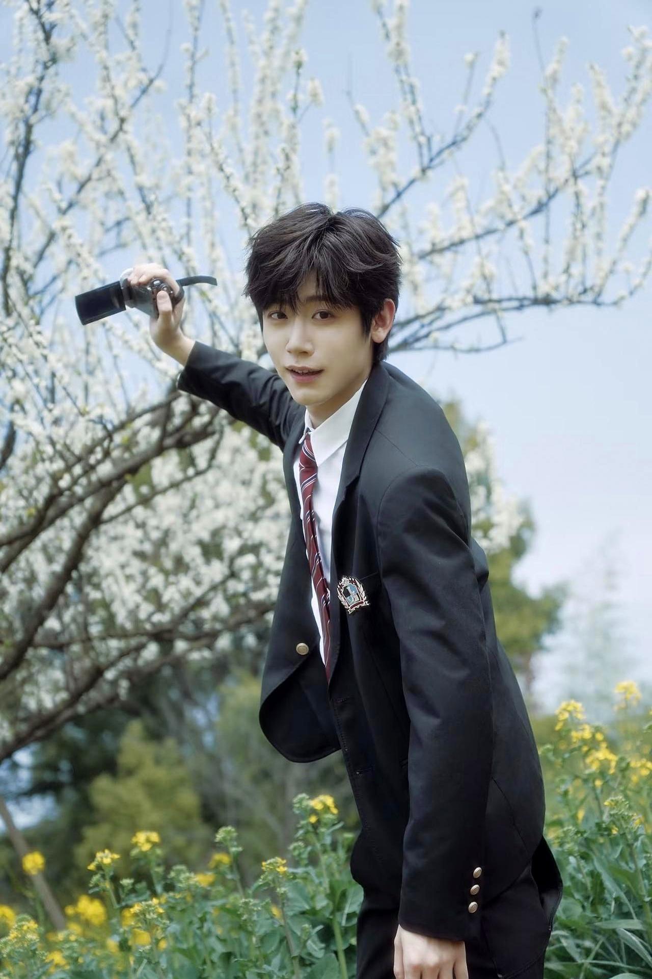 私生活这事儿，还真没必要向观众报备。演员李卿因为《逐玉》刚火，就被拍到深