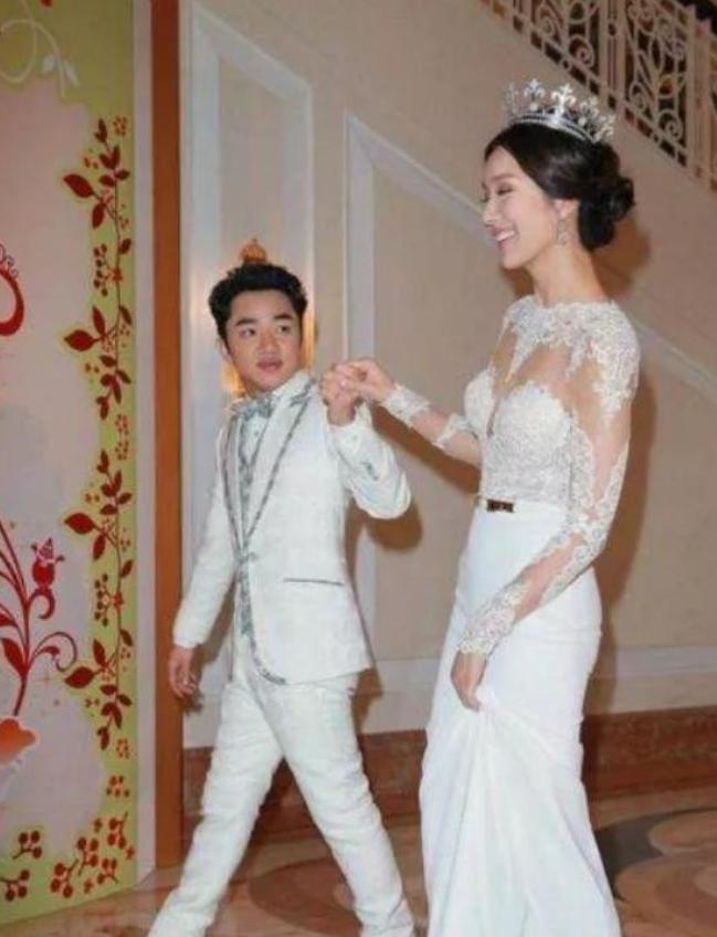 2010年，当175的选美冠军李亚男决定嫁给163的王祖蓝时，父母大骂：“中国是