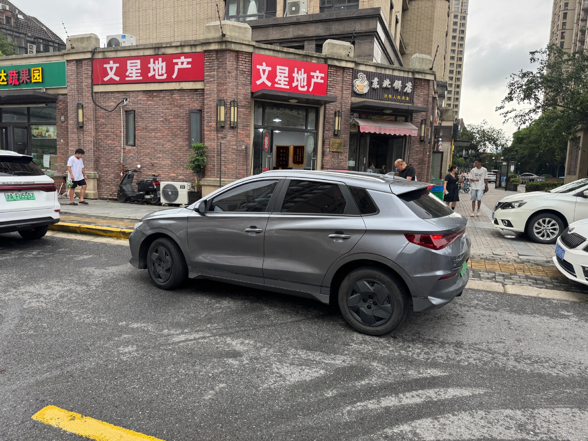 刚按摩完打车，来了一辆比亚迪 e2。  我把定位定到了街对面，冲司机招...