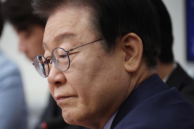 支持率跌破40%大限，李在明一夜之间撤换6个部长。这一把，是认输还是豪赌？ 