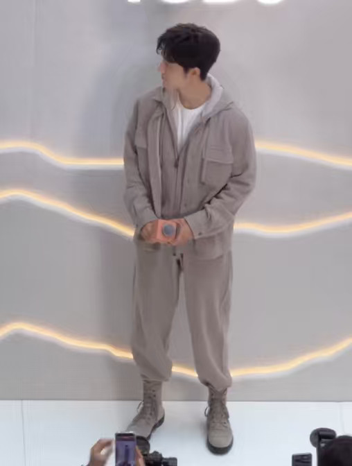 肖战的第二套肖战灰色运动装马丁靴look肖战的第二套，肖战灰色运动装马丁靴lo