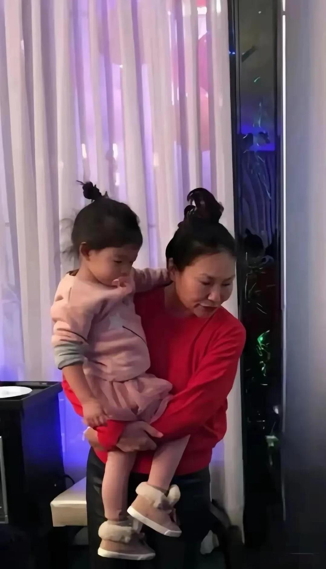 S妈失去女儿，痛苦是真的。因为二女儿是她的依靠，是男人一般的存在。年纪轻轻殒命，