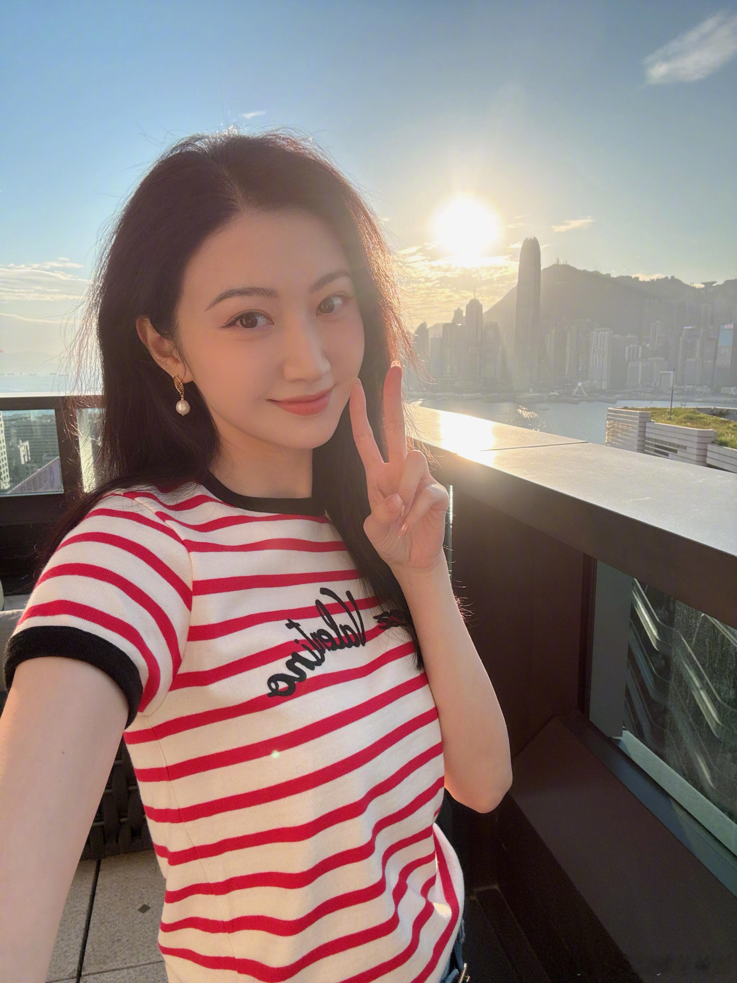 景甜脸颊比心自拍景甜脸颊比心自拍来啦，一大早看到大甜甜的自拍心情都变好了~