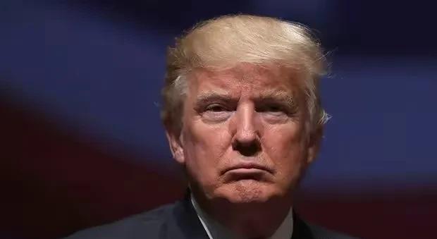 根据美国法律，国民警卫队通常由州长指挥，总统仅在紧急情况下可联邦化其指挥权，但需