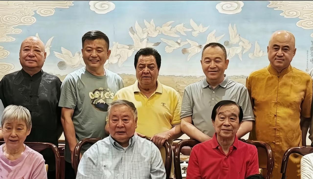 这张8人合照，我一眼就认出了两鬓染霜的著名相声演员赵炎，略显清瘦的石富宽，留着光
