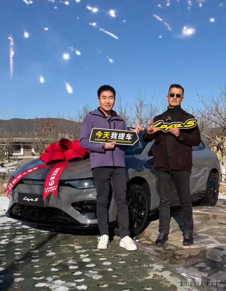 零跑Lafa5车主交付直击，实测后当场提车？ 现在的年轻人选个性轿跑就怕踩坑