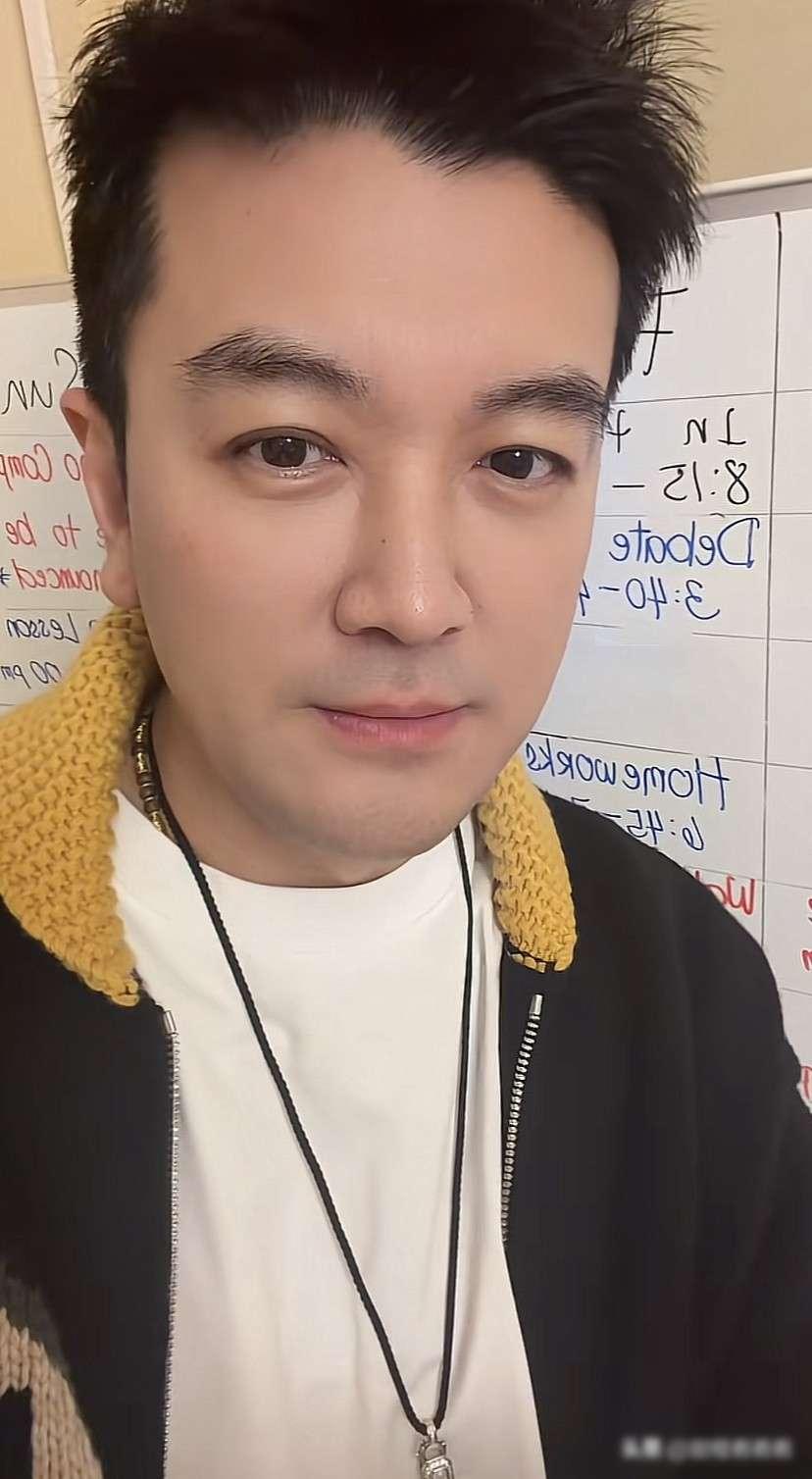 杨子去上海见两个儿子，进门看到黄圣依给两个孩子做的课程表，他说，安迪安麟的妈妈幸