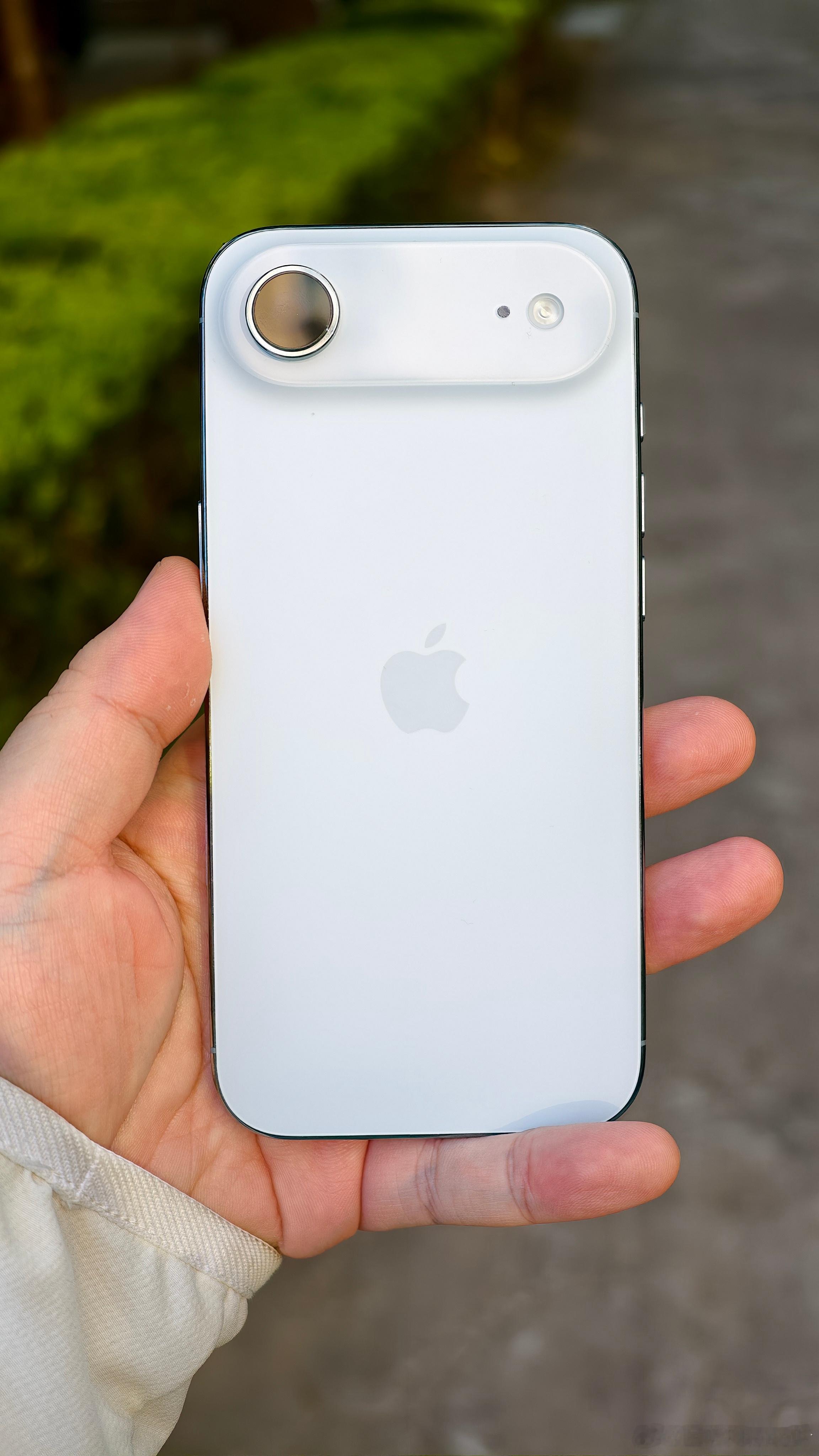 当了两天苹果人,发现Air续航没想象中那么崩。如果就是回微信听音乐之类轻度用,一