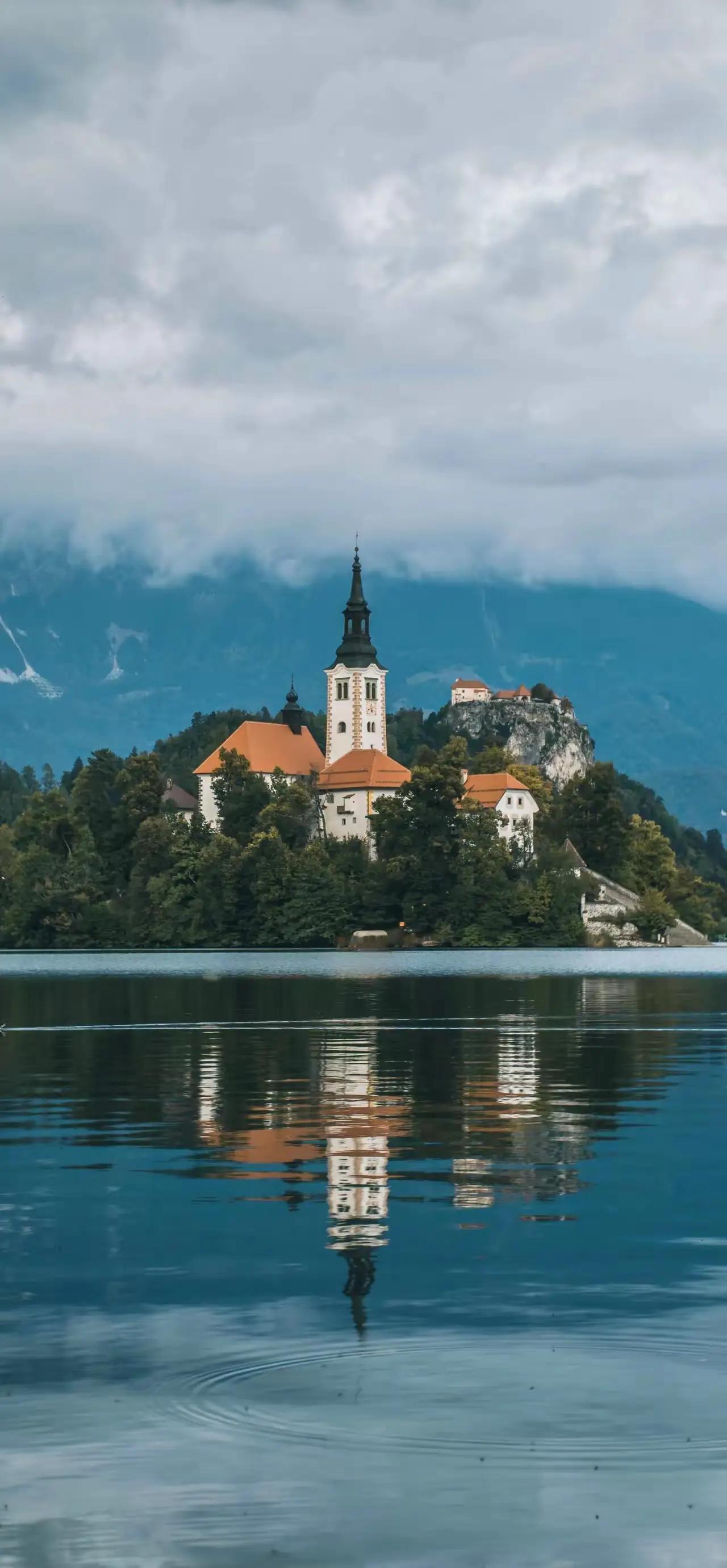 一位女心理学家说：“如果你的丈夫离开家，不管他晚上跟谁睡，只要他还能为家庭产生