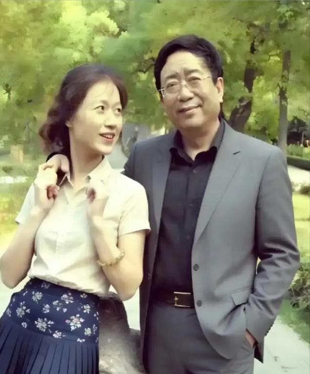 马兰当年男友车祸去世，余秋雨去帮忙料理后事，第一眼就被她素衣素颜的样子震住，回家