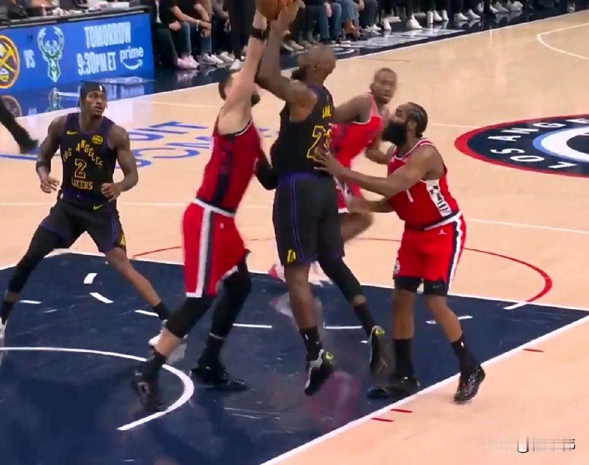 冲击力真的强！哈登谈詹姆斯：“勒布朗的冲击力真的很强。”“我跟祖巴茨两个