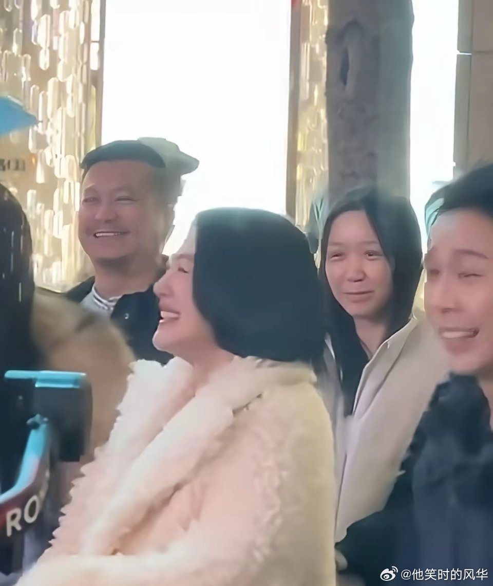 小S对着粉丝大喊：“现在台湾最红的明星是谁？”粉丝齐刷刷的回应她：是小S。3月9