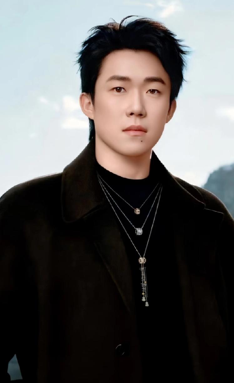 王楚钦最新帅照曝光！多哈赛场外的颜值暴击，这状态绝了！虽然在WTT多哈站的