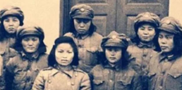 1940年，地下党康乃尔正在茶楼玩牌，一军统美女突然拍了拍他的肩膀，使了个眼色说