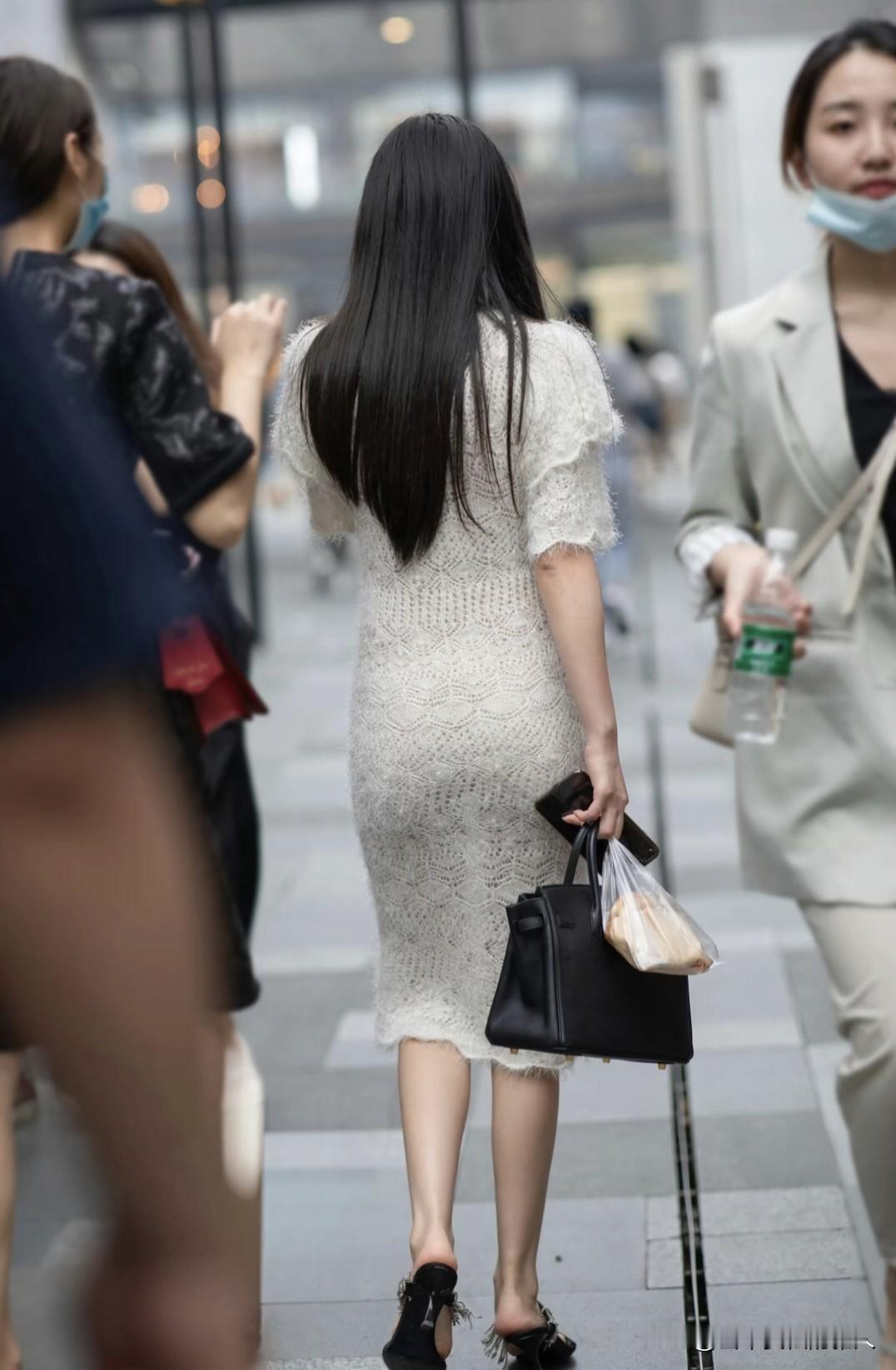 穿搭可是门学问，不同身材、年龄和场合都有讲究。微胖女人想穿出高级感，别选紧身衣，