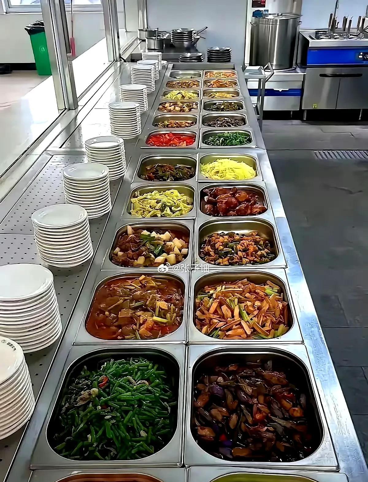嘿，禁酒令一下，单位食堂火啦！以往下班后，大伙都急着往外跑找餐馆。可自打禁酒