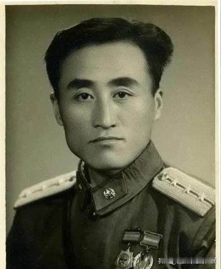 黄梅戏大家严凤英不堪凌辱服药自杀后居然被剖开子宫，只因为黄梅戏团军代表刘万全说