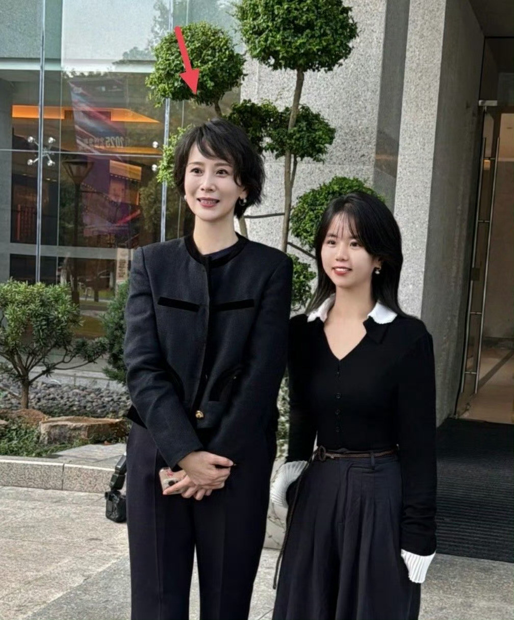 47岁海清现身江苏街头，她的穿衣打扮好贵气，留着一头短卷发，形象让人耳目一新！但