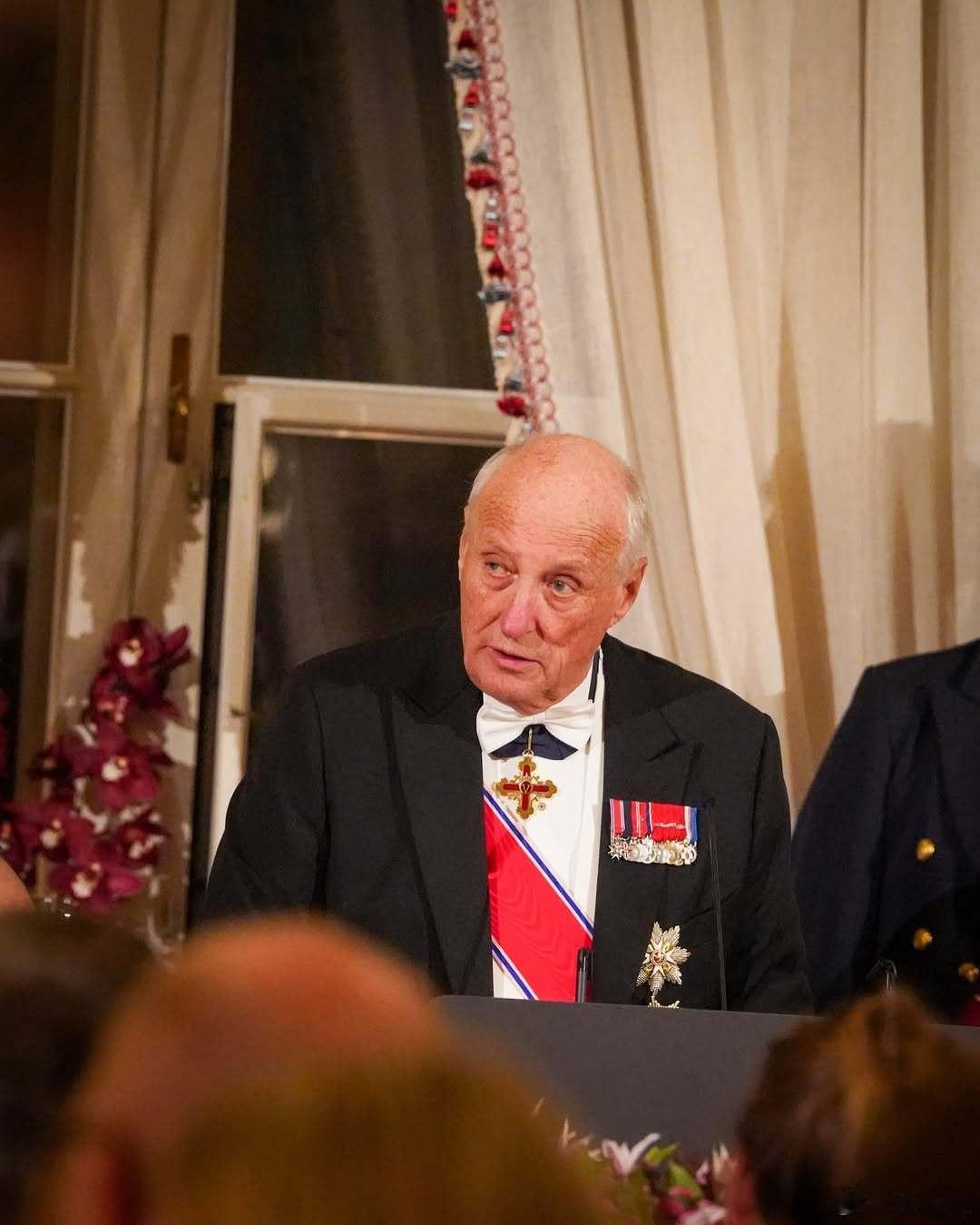 挪威王室🇳🇴10月23日，哈拉尔国王在王宫为挪威议会成员举办晚宴。王后索妮